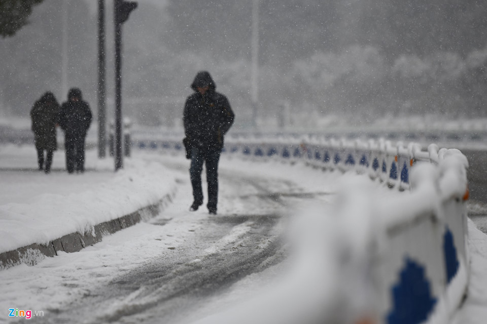 Hàng nghìn ôtô ở Thường Châu bị tuyết phủ nhiều ngày